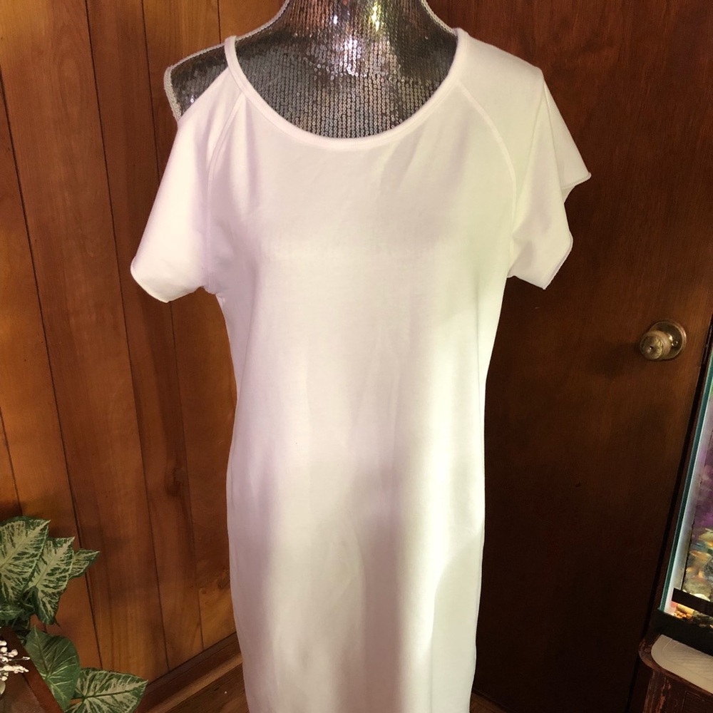 Sunidays Dress length T-shirt with one open shoulder